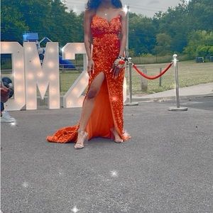 I am selling my senior prom dress